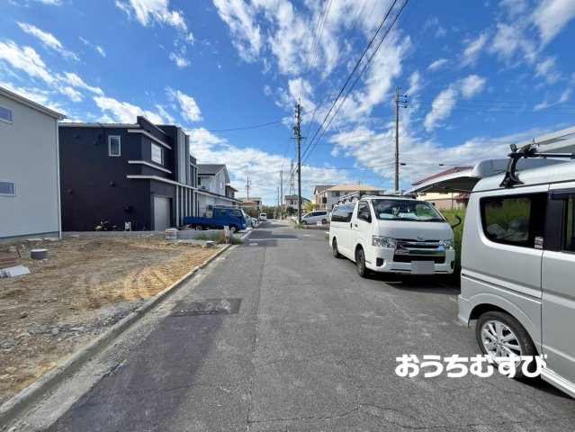 春日井市高森台３丁目(全1棟)の前面道路含む現地写真