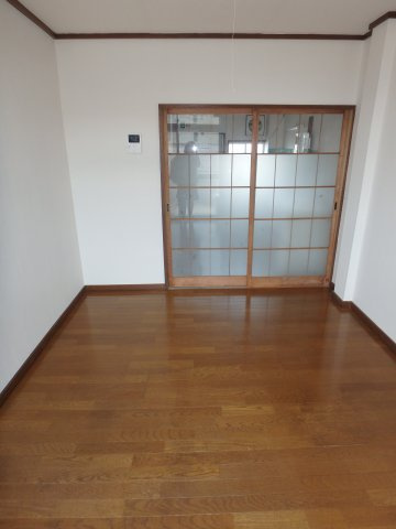 平田マンションの洋室