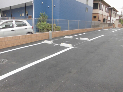 【駐車場】 | グランディール | 駐車場があるので、車を買う予定の方も安心です