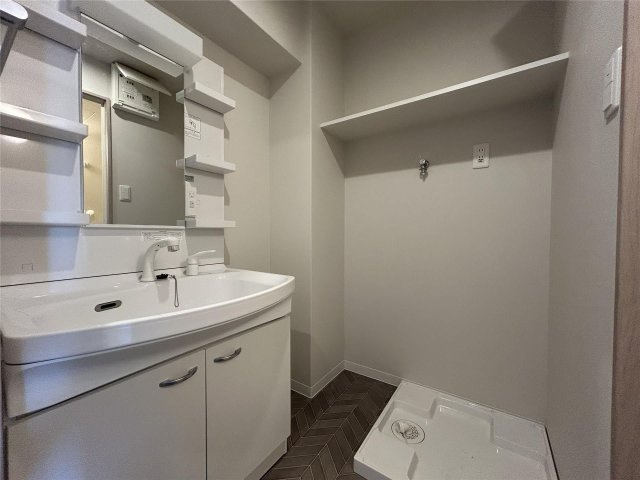 Modern palazzo博多FRONTの独立洗面台