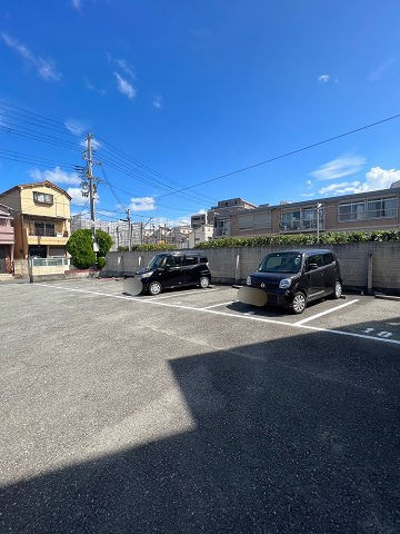 ハイツラセーヌの駐車場|駐車場があるので、車を買う予定の方も安心です