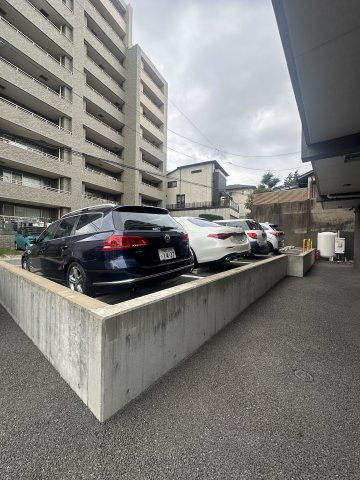 LIBTH西新Ⅱの駐車場