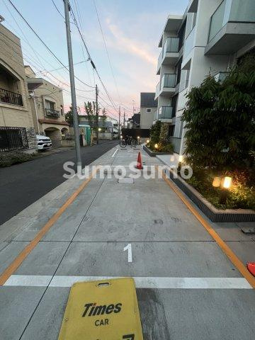 プライマル駒沢大学の駐車場