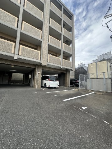 リーセント春町の駐車場