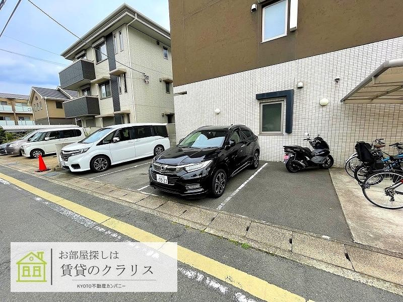ルネスブリオの駐車場