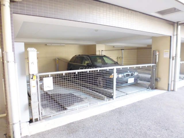 スカイコート浮間ガーデンの駐車場|敷地内駐車場です(屋根付)♪