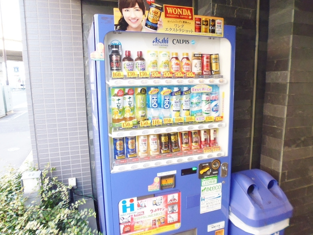 スカイコート浮間ガーデンのその他|エントランス左側に自販が設置されています♪