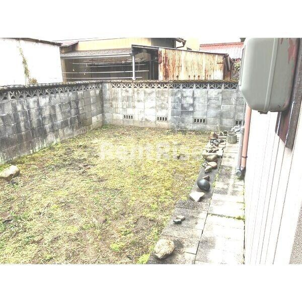飛高町泉74貸家の庭