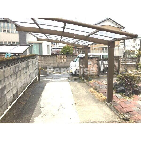 飛高町泉74貸家の駐車場