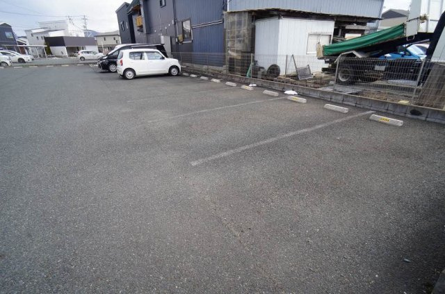 ジェミニ向中野 壱番館の駐車場