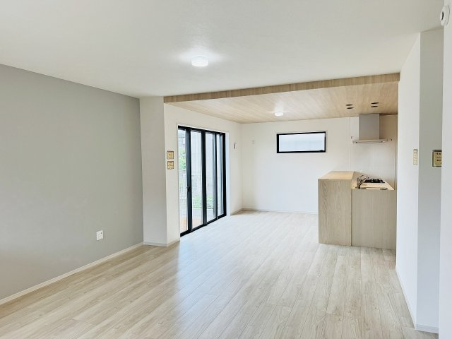 八王子市　片倉町　新築一戸建て　２５期の居間・リビング|～23.7帖の明るく開放感のあるLDK、家族団欒の時間をお過ごしいただけます～