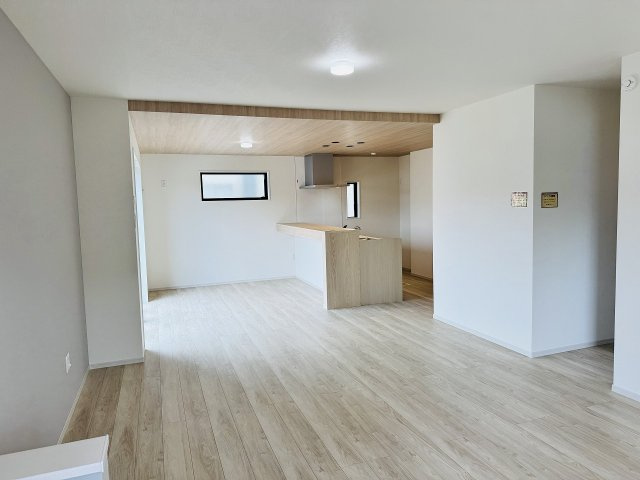 八王子市　片倉町　新築一戸建て　２５期の居間・リビング|～23.7帖の明るく開放感のあるLDK、家族団欒の時間をお過ごしいただけます～