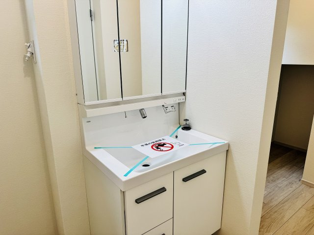 八王子市　片倉町　新築一戸建て　２５期の独立洗面台|～３面鏡付きの独立洗面台　細々している物をスッキリ収納出来ます～