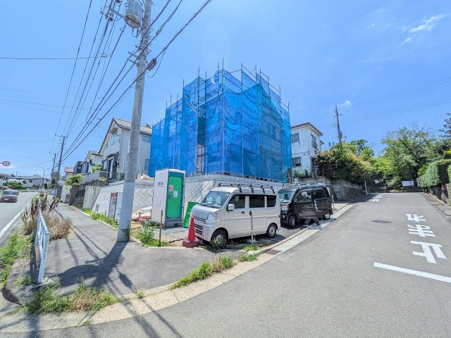 八王子市　片倉町　新築一戸建て　２５期の前面道路含む現地写真|～北西5ｍ・北東側13ｍ道路に面しています～