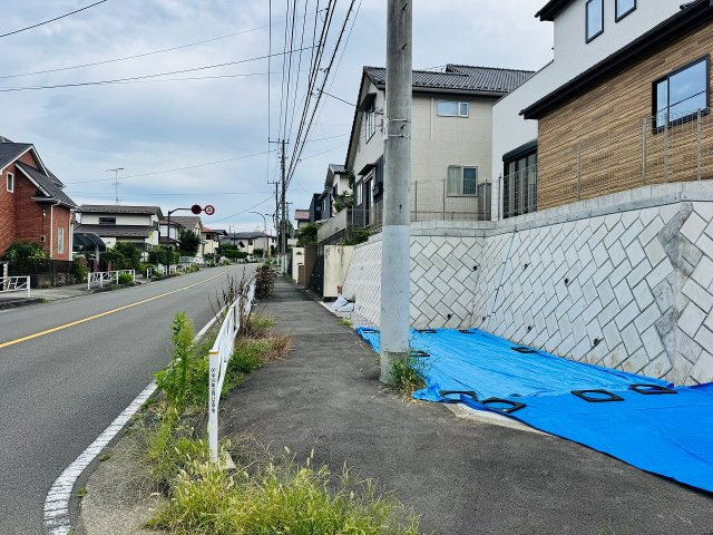 八王子市　片倉町　新築一戸建て　２５期の前面道路含む現地写真|～北西5ｍ・北東側13ｍ道路に面しています～