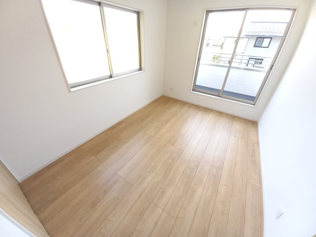 【小名浜住吉5期】　3号棟　◆新生活応援キャンペーン中♪の洋室|同施工　居室の写真です。寝室にも、子供部屋にも、趣味のお部屋にもお使いいただけます♪　柔らかい陽光が差し込む明るいお部屋を演出する設計。彩光の取れる窓が気持ちの良いお部屋を創り上げます。