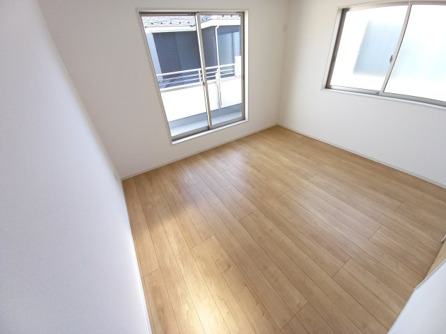 【小名浜住吉5期】　3号棟　◆新生活応援キャンペーン中♪の洋室|同施工　居室の写真です。使い勝手の良い間取りなので、ご家族の状況の変化にも耐えられますね。　木の温もりがナチュラルでくつろげる空間ですね。