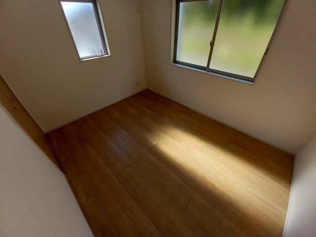 【小名浜住吉5期】　3号棟　◆新生活応援キャンペーン中♪の洋室|同施工　居室の写真です。子供部屋としても、寝室としても、どんなインテリアにしようか…選ぶ楽しみが増えますね♪　　
全室2面採光につきたっぷりの陽光と心地よい風が舞い込みます。