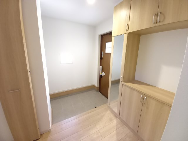 【小名浜住吉5期】　3号棟　◆新生活応援キャンペーン中♪の玄関|同施工　玄関の写真です。お洒落な玄関からの外出は気分が良いですね♪　大容量のシューズボックス付き。散らかりがちな玄関もスッキリ収納！