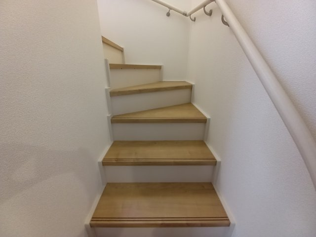 【小名浜住吉5期】　3号棟　◆新生活応援キャンペーン中♪の内装|同施工　◆階段の写真です◆　
階段は家族がほぼ毎日通る動線の為、安全上の配慮が必要です！
階段は手すり付きなので、小さなお子様からご年配の方まで安心ですね♪
