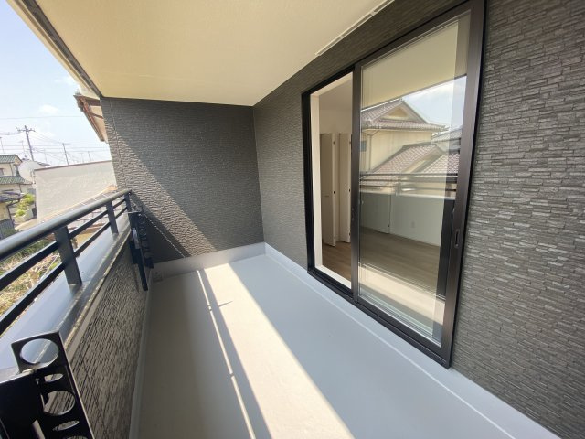 【小名浜住吉5期】　3号棟　◆新生活応援キャンペーン中♪のバルコニー|同施工　◆バルコニーの写真です◆　お布団なども充分に干せる広さがございます。　共働きのご家族でも天気を気にせず洗濯物を干せます。
