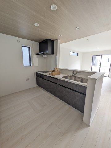 【小名浜住吉5期】　3号棟　◆新生活応援キャンペーン中♪のキッチン|同施工　キッチンの写真です。対面式キッチンは、家族の会話が途切れませんね♪　デザイン性と機能性を兼ね備えたキッチンは、リビングスペースとの一体感が生まれ、広々空間を演出してくれます。