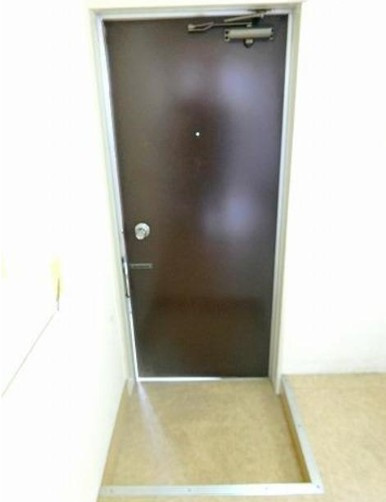 足立区本木２丁目の賃貸マンションの玄関