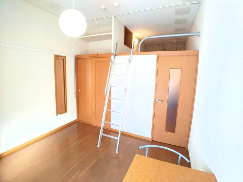 レオパレス春日丘の寝室