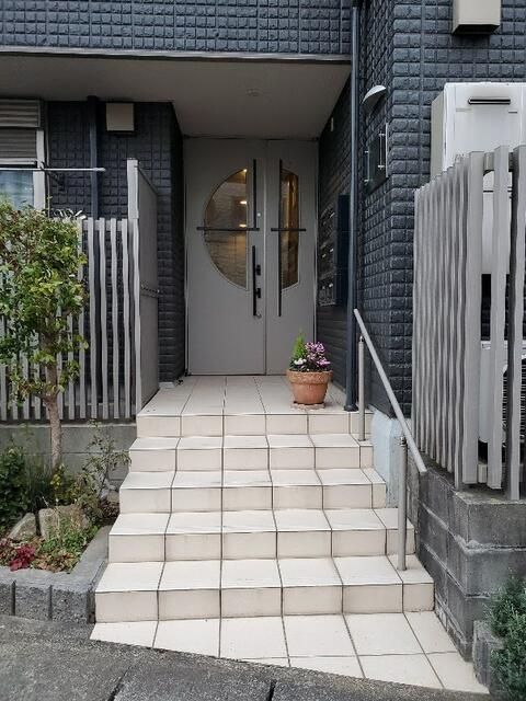 川崎市多摩区中野島６丁目の賃貸マンションのエントランス