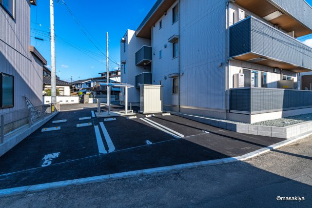 トリシア中越の駐車場