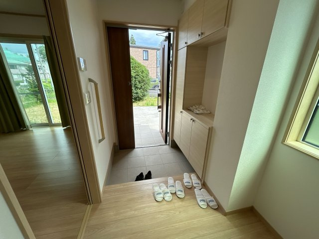 南相馬市原町区中古住宅 築浅2LDK 陽当たり良好！ 不動産プラスの玄関|玄関内部の写真です。シューズボックスも大容量なので家族の靴もすっきり片付きます。クリーニングを行います。