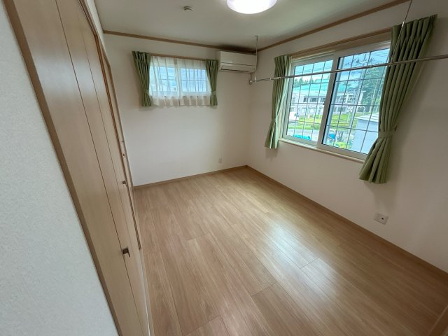 南相馬市原町区中古住宅 築浅2LDK 陽当たり良好！ 不動産プラスの洋室|2階のお部屋です。2帖分の収納が付いています。他のお部屋にも同様のつくりの収納が付いています。お洋服をかけて収納することができます。こちらもクリーニングいたします。