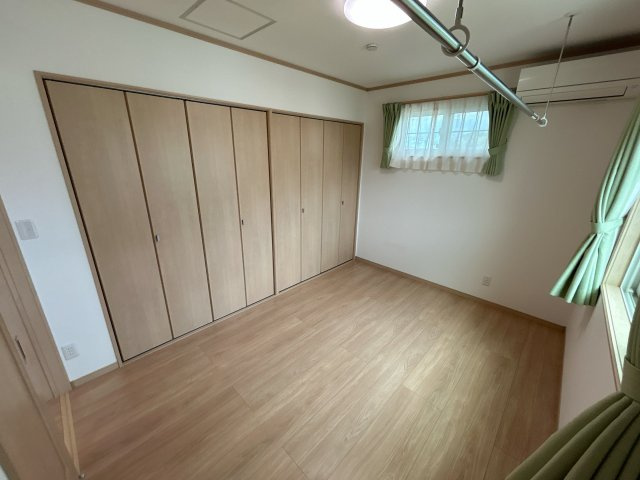 南相馬市原町区中古住宅 築浅2LDK 陽当たり良好！ 不動産プラスの洋室|2階のお部屋です。2帖分の収納が付いています。他のお部屋にも同様のつくりの収納が付いています。お洋服をかけて収納することができます。こちらもクリーニングいたします。