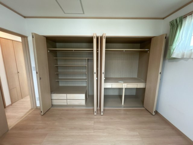 南相馬市原町区中古住宅 築浅2LDK 陽当たり良好！ 不動産プラスの収納|2階のお部屋です。2帖分の収納が付いています。他のお部屋にも同様のつくりの収納が付いています。お洋服をかけて収納することができます。こちらもクリーニングいたします。