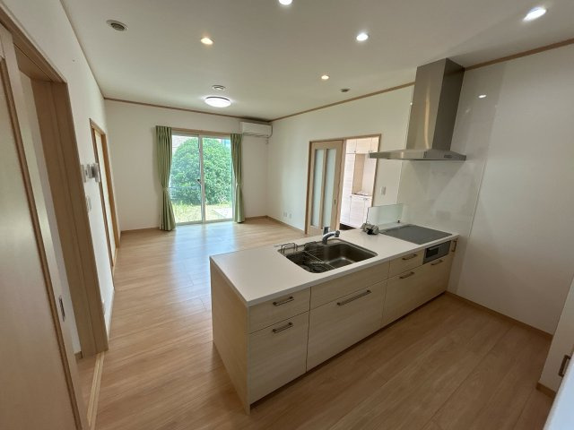南相馬市原町区中古住宅 築浅2LDK 陽当たり良好！ 不動産プラスの居間・リビング|【現況販売】リビングの写真です。約21帖の広さがあります。しっかりクリーニングを行います。くつろぎスペースとダイニングスペースをつくりメリハリのある生活ができそうです。
