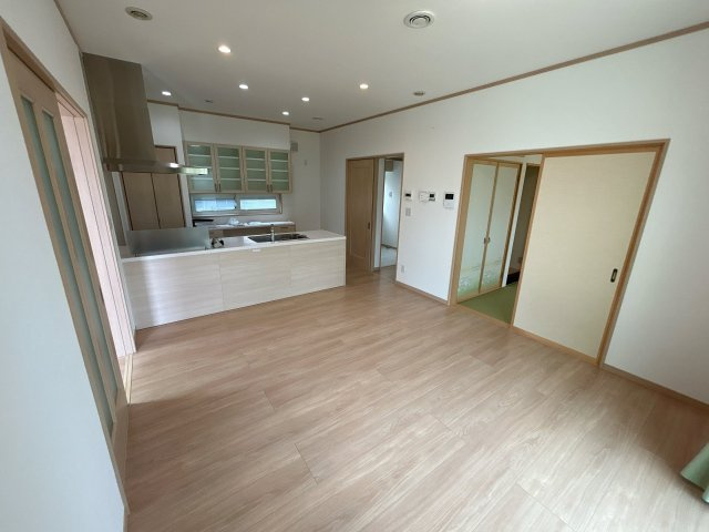 南相馬市原町区中古住宅 築浅2LDK 陽当たり良好！ 不動産プラスの居間・リビング|【現況販売】リビングの写真です。約21帖の広さがあります。しっかりクリーニングを行います。くつろぎスペースとダイニングスペースをつくりメリハリのある生活ができそうです。