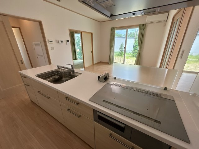 南相馬市原町区中古住宅 築浅2LDK 陽当たり良好！ 不動産プラスのキッチン|【現況販売】キッチンの写真です。シンクが広く、お鍋など大きな洗い物もしやすいキッチンです。しっかりクリーニングいたします。