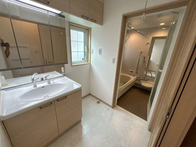 南相馬市原町区中古住宅 築浅2LDK 陽当たり良好！ 不動産プラスの独立洗面台|【現況販売】洗面所の写真です。設備点検とクリーニングを行います。1坪の広さがあるので洗濯機も問題なく置くことができます。