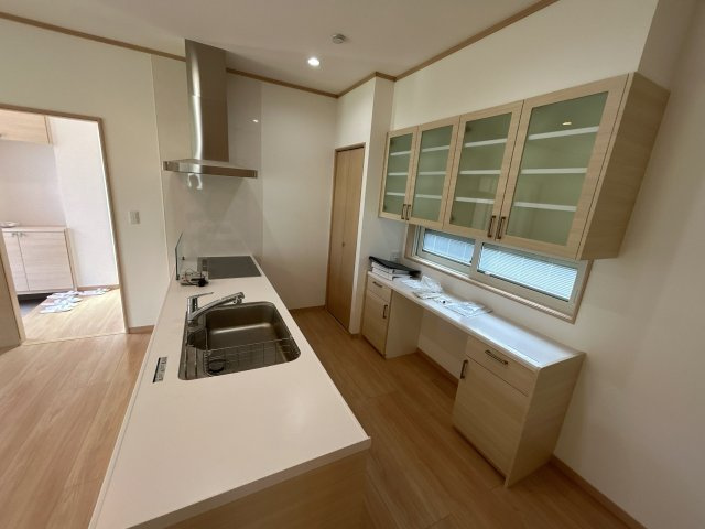 南相馬市原町区中古住宅 築浅2LDK 陽当たり良好！ 不動産プラスのキッチン|キッチンの写真です。シンクが広く、お鍋など大きな洗い物もしやすいキッチンです。しっかりクリーニングいたします。