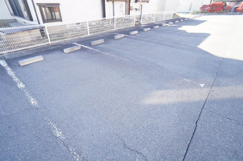 ロイヤルハイツ Ｊの駐車場