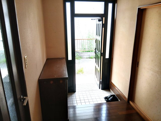 寄居町富田　貸家の玄関