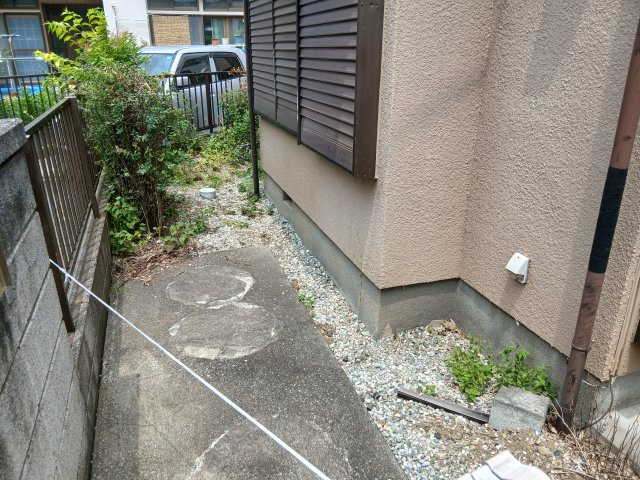寄居町富田　貸家の庭
