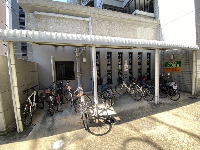 ロイヤル渡辺通Ⅱの駐車場