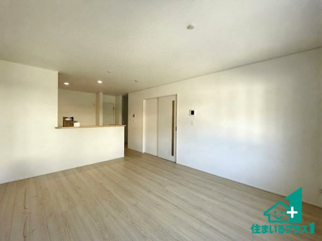 ★彦根市後三条町　第8期　新築一戸建ての居間・リビング|シンプルなリビングは、観葉植物等のインテリアを楽しめますね！パパ好みにも、ママ好みにも家具次第で雰囲気を変えることができます！