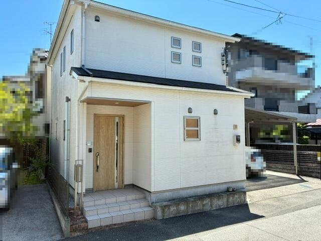 高知市南久万　中古戸建ての前面道路含む現地写真