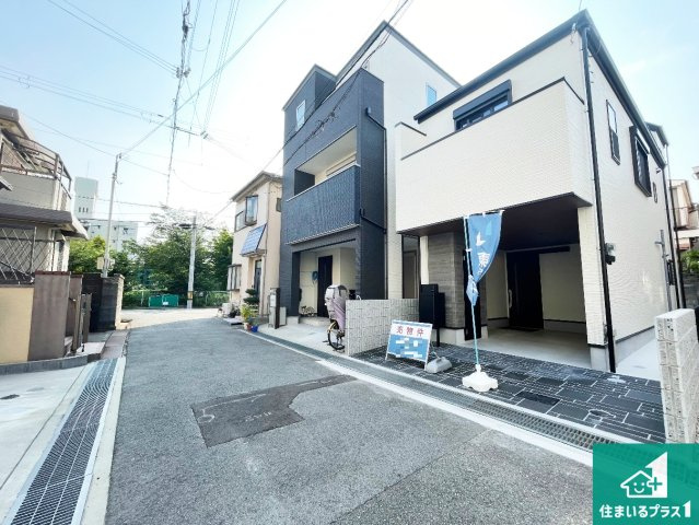 西宮市今津久寿川町　新築一戸建ての前面道路含む現地写真|周辺は閑静な住宅街！前面道路広々で車の出し入れも便利です。駐車が苦手な方でも安心して車庫入れできます！