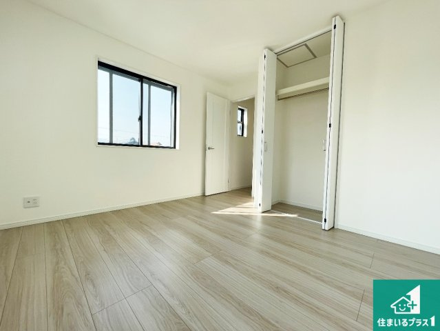 西宮市今津久寿川町　新築一戸建ての洋室|シンプルな洋室は、自分好みのインテリアが楽しめます♪ご家族とインテリアや家具を選びに行くのは新築購入時の醍醐味の一つです。ぜひお楽しみください♪