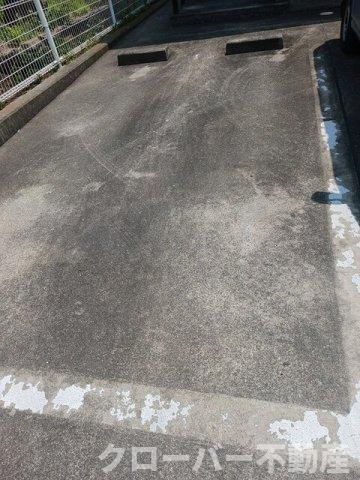 メゾン・ユニソールの駐車場