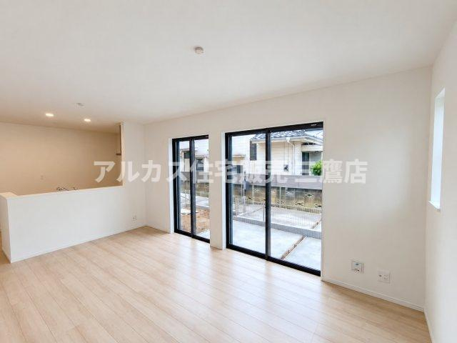 中央線 武蔵小金井駅 20分 新築戸建 小金井市前原町1丁目の居間・リビング|木の温もりが感じられるナチュラルなフロアと白を基調とした壁面で、広々とした印象を与える居室です。 