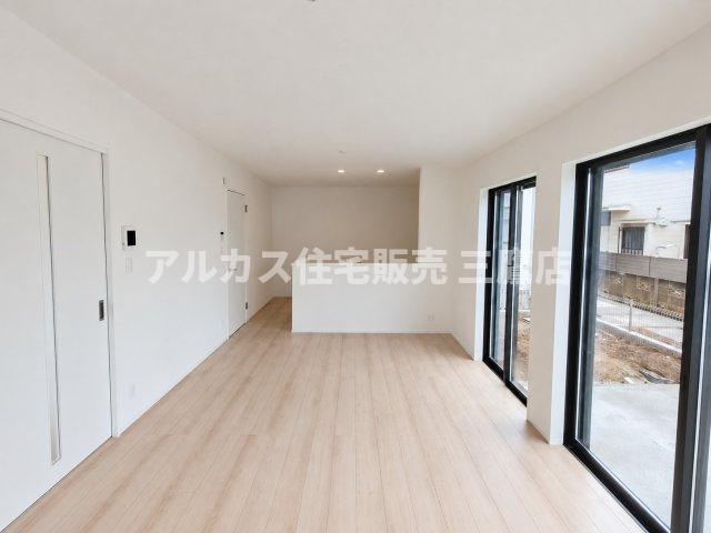 中央線 武蔵小金井駅 20分 新築戸建 小金井市前原町1丁目の居間・リビング|対面式キッチンから部屋全体を見渡せる、ご家族との会話が弾む設計です。  